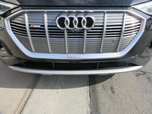 Used 2022 Audi e-tron Premium Plus AWD/4WD image 17