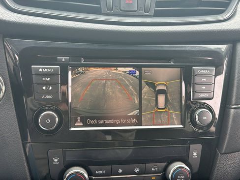 Used 2018 Nissan Rogue SV w/ Premium Package image 14