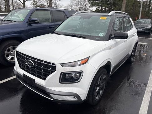 Used 2023 Hyundai Venue Limited image 3