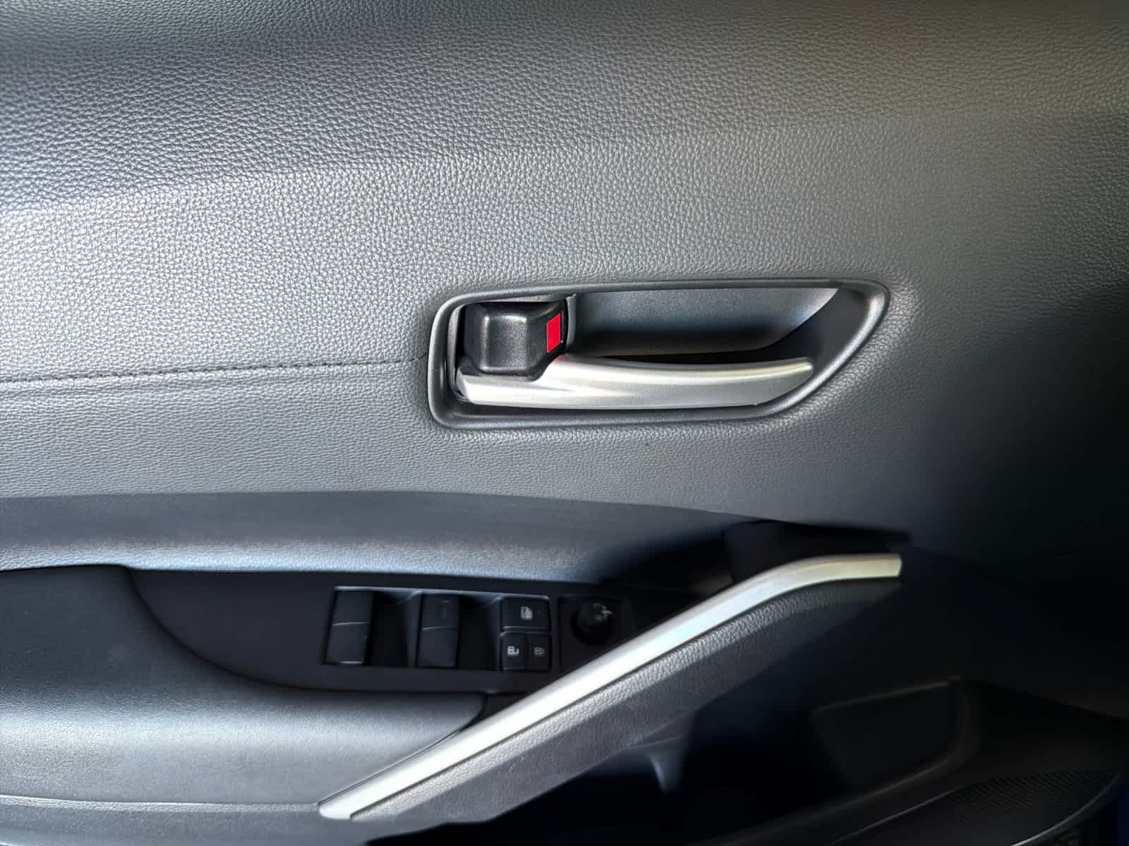 Used 2025 Toyota Corolla Cross XLE FWD image 12