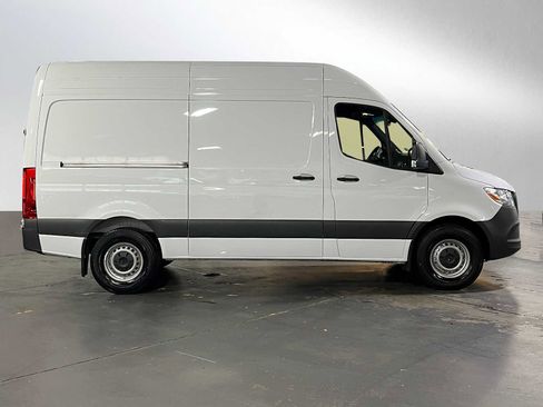 Used 2025 Mercedes-Benz Sprinter 2500 image 2