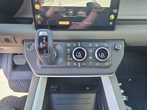 Certified 2025 Land Rover Defender 110 X-Dynamic SE AWD/4WD image 28