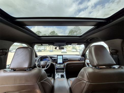 Used 2021 Ford Explorer King Ranch w/ Premium Technology Package image 10