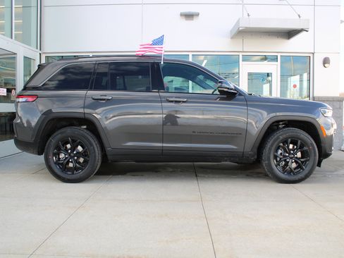 New 2026 Jeep Grand Cherokee Altitude AWD/4WD image 4