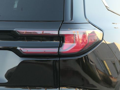 Used 2025 GMC Acadia Elevation image 3