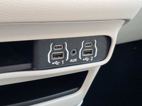 Used 2023 Chrysler Pacifica Touring-L FWD image 29