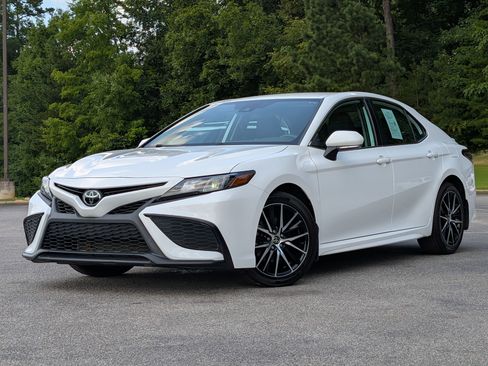 Used 2022 Toyota Camry SE FWD image 5
