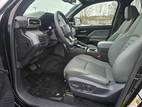 Used 2025 Toyota Tacoma Trailhunter image 17