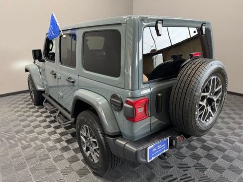 Used 2024 Jeep Wrangler Unlimited Sahara w/ Technology Group AWD/4WD image 9