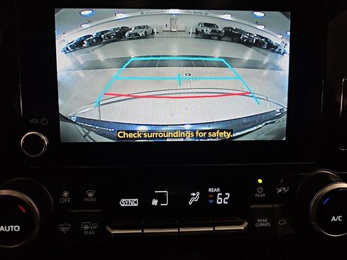 Used 2025 Toyota Highlander XLE AWD/4WD image 26