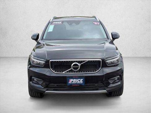 Used 2021 Volvo XC40 T5 Momentum image 2