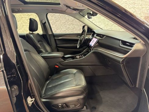 Used 2022 Jeep Grand Cherokee Limited image 11