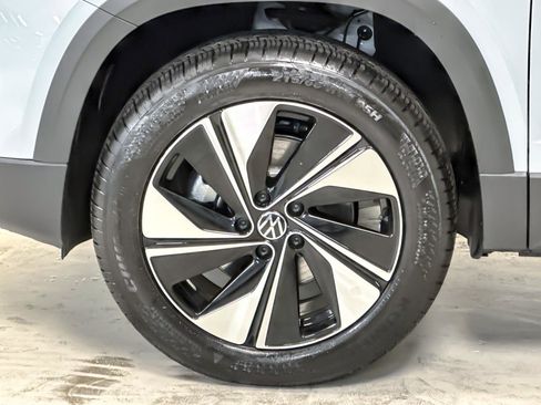 New 2026 Volkswagen Taos SE image 24