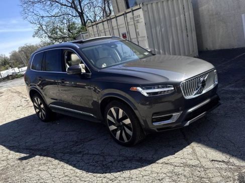 Used 2024 Volvo XC90 T8 Plus w/ Protection Package Premier AWD/4WD image 2