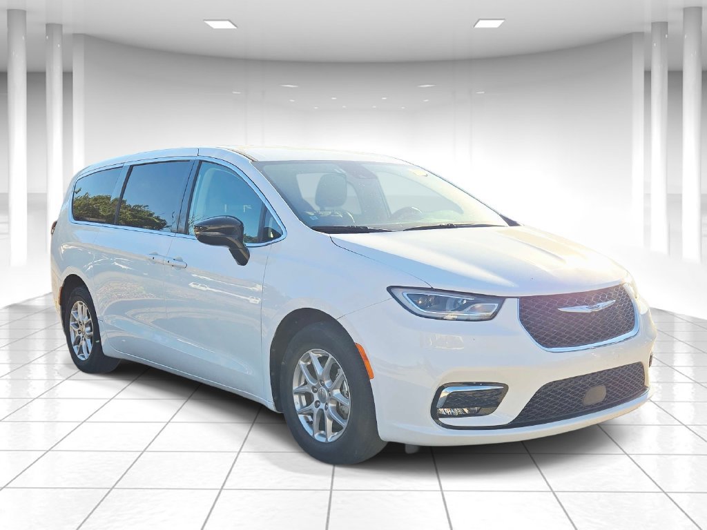 Used 2024 Chrysler Pacifica Touring-L FWD image 7