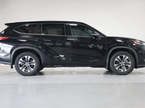 Used 2021 Toyota Highlander XLE AWD/4WD image 18