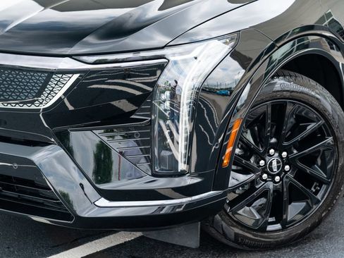 Used 2025 Cadillac Optiq Sport 1 w/ LPO, ONYX Package AWD/4WD image 3