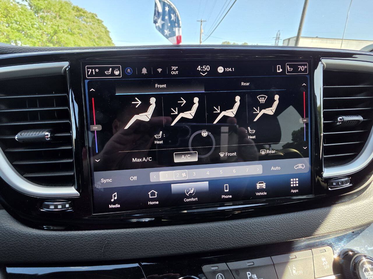 Used 2025 Chrysler Pacifica Select FWD image 16
