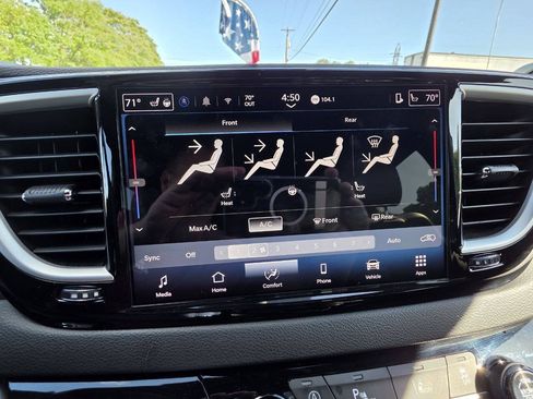 Used 2025 Chrysler Pacifica Select FWD image 16
