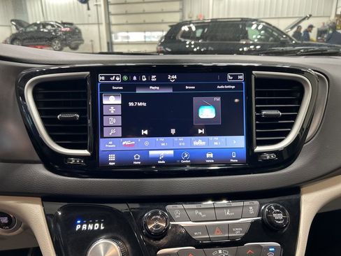 Used 2024 Chrysler Pacifica Touring-L image 16