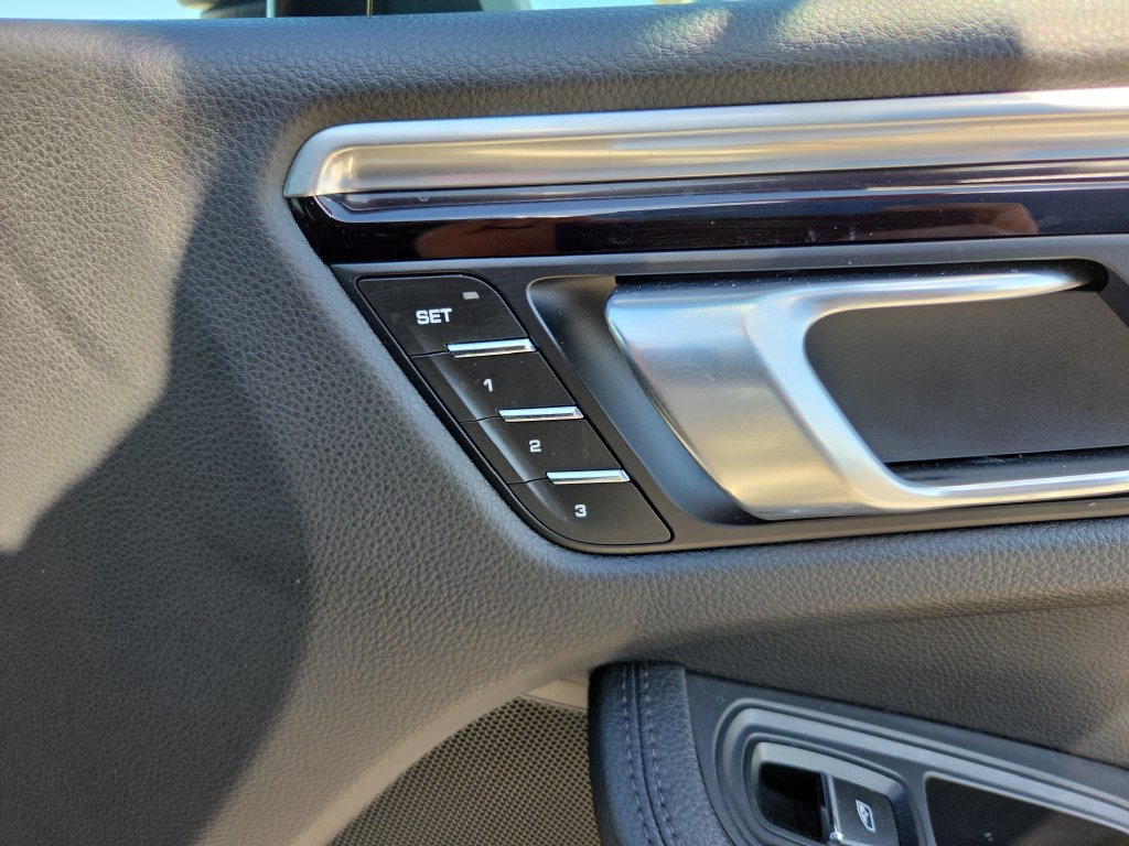 Used 2021 Porsche Macan AWD/4WD image 38