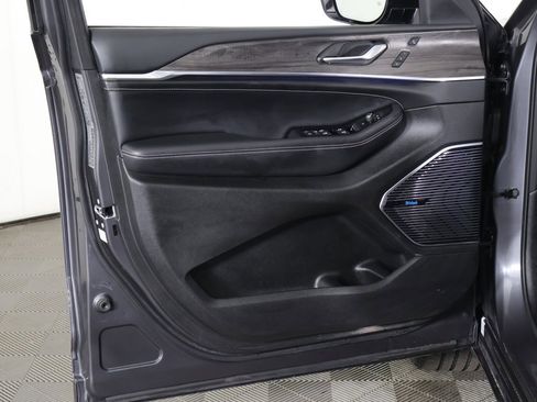 Used 2022 Jeep Grand Cherokee Overland w/ Luxury Tech Group IV image 29