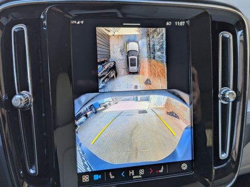 Used 2024 Volvo XC40 B5 Plus image 27