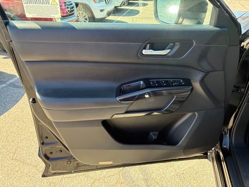 Used 2022 Nissan Pathfinder SV AWD/4WD image 14