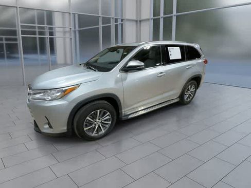 Certified 2017 Toyota Highlander XLE FWD image 4