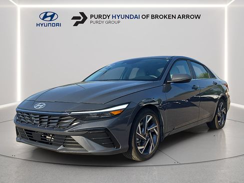 Certified 2025 Hyundai Elantra Limited FWD image 2
