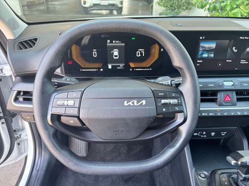 Used 2025 Kia K4 FWD image 28