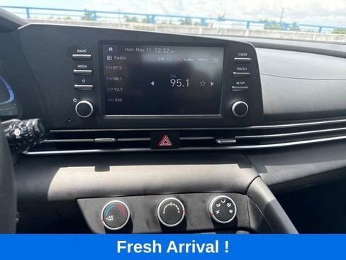 Used 2024 Hyundai Elantra SE FWD image 6
