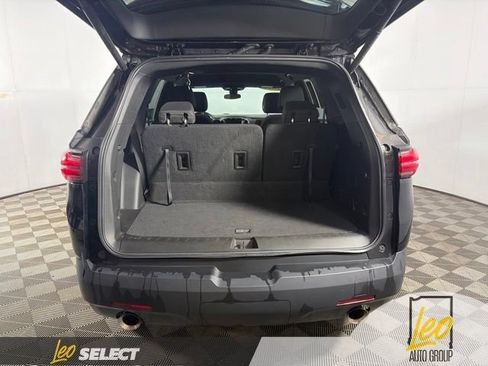 Used 2023 Chevrolet Traverse LT FWD image 9