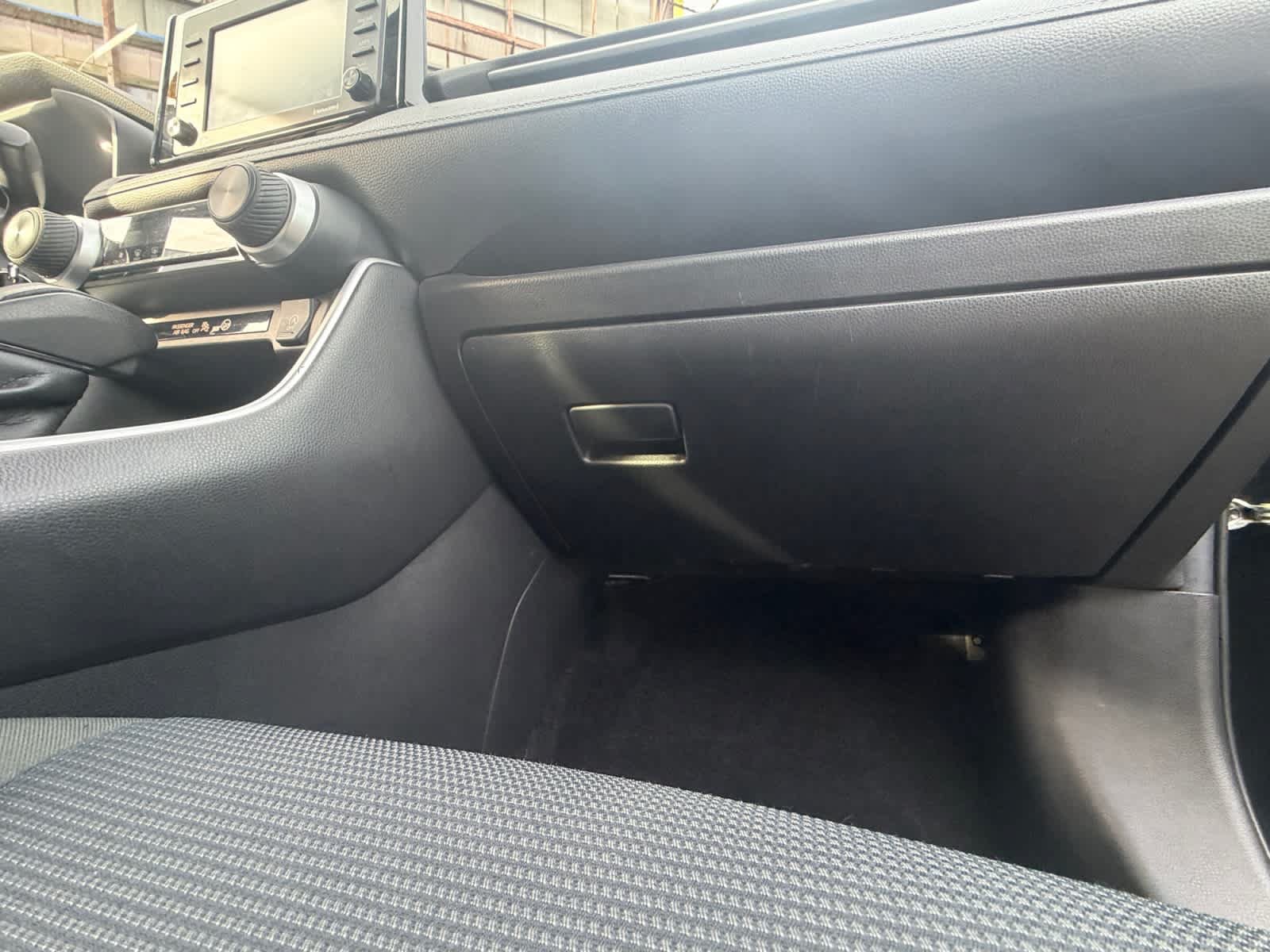 Used 2021 Toyota RAV4 LE w/ Carpet Mat Package (TMS) AWD/4WD image 31