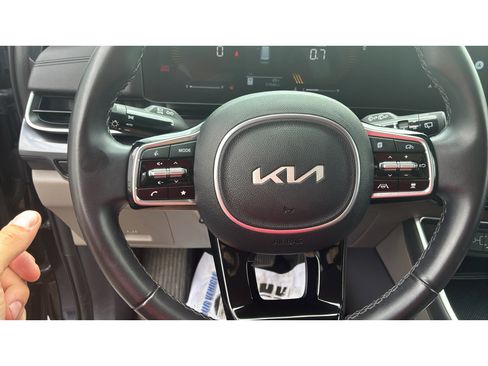 Used 2025 Kia Carnival FWD image 26