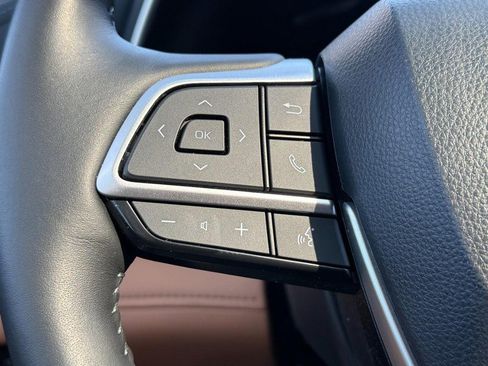 Used 2024 Toyota Highlander Platinum image 17