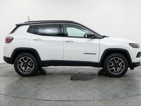 Used 2025 Jeep Compass Trailhawk image 11