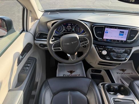 Used 2023 Chrysler Pacifica Touring-L FWD image 15