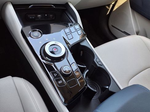 Used 2025 Kia Sportage EX image 20