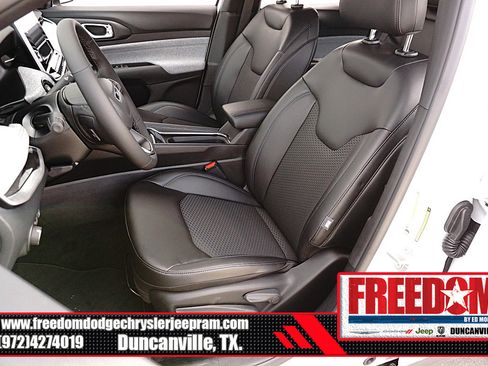 New 2026 Jeep Compass Latitude image 13