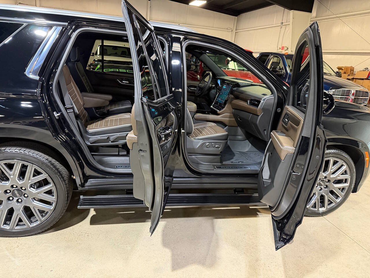 Used 2026 GMC Yukon Denali Ultimate w/ LPO, Floor Liner Package AWD/4WD image 32