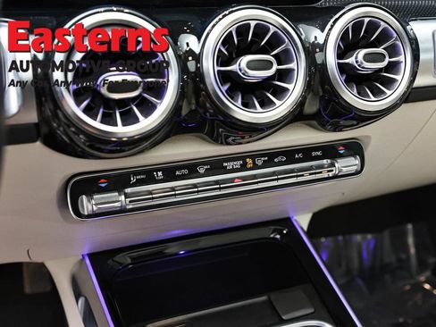 Used 2021 Mercedes-Benz GLB 250 4MATIC image 23
