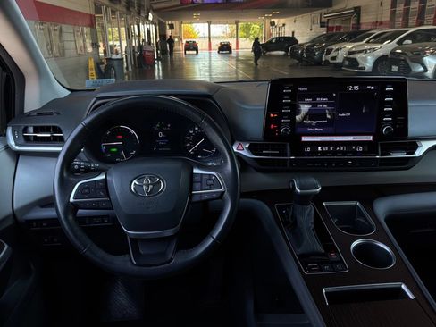Used 2024 Toyota Sienna XLE FWD image 16