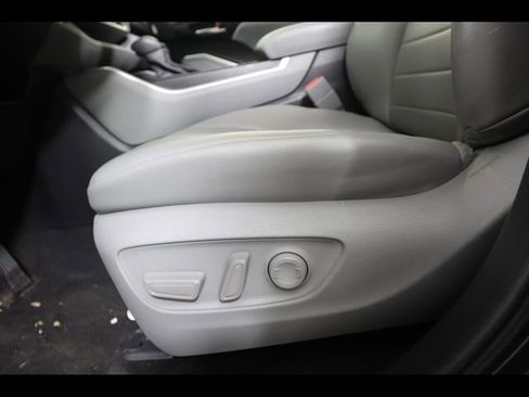 Used 2022 Toyota Highlander XLE AWD/4WD image 19