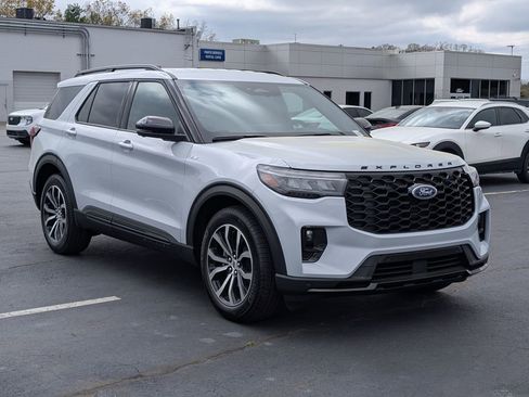 New 2026 Ford Explorer ST-Line image 2