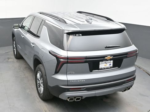 Used 2025 Chevrolet Traverse LT image 33