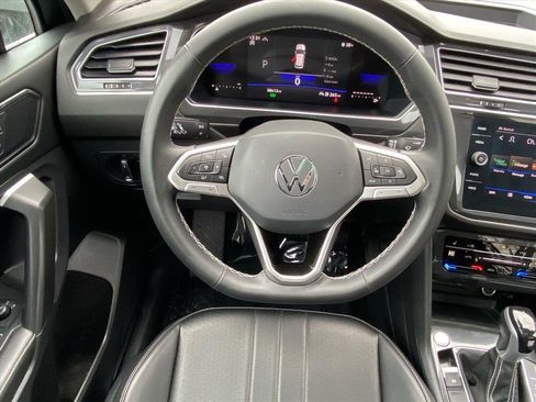 Certified 2023 Volkswagen Tiguan SE w/ Panoramic Sunroof Package image 5