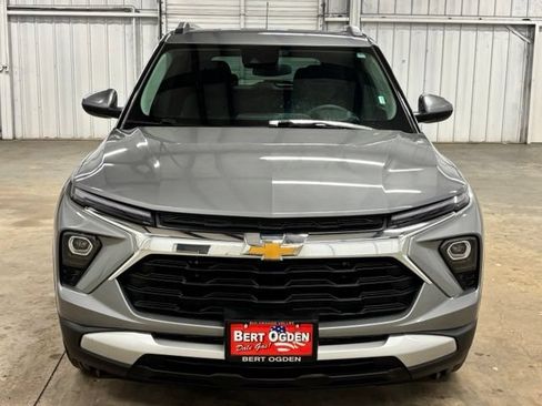 Used 2025 Chevrolet TrailBlazer LT FWD image 2
