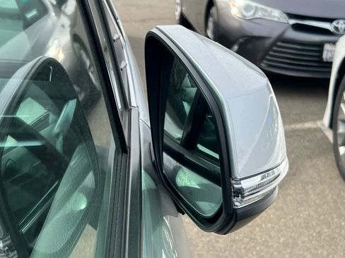 Used 2025 Toyota Sienna Limited image 13