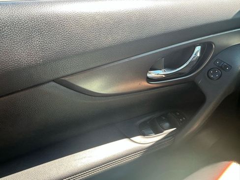 Used 2016 Nissan Rogue SV AWD/4WD image 24